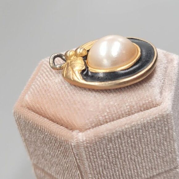 GIVENCHY Vintage Pendant - Picture 3 of 6